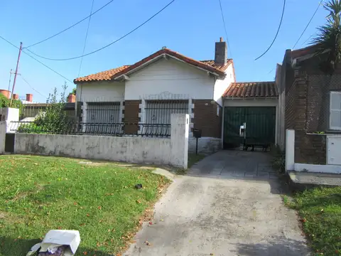 Venta - Chalet - 3 Dormitorios - Terraza - Jardin - Garage - Quincho al Fondo - APTA CREDITO  