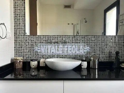 Casa en Alquiler con 4 cocheras