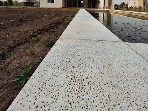 Casa en Alquiler con 2 cocheras