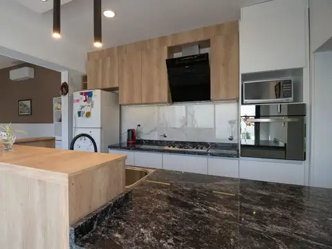Casa en Venta con 3 cocheras