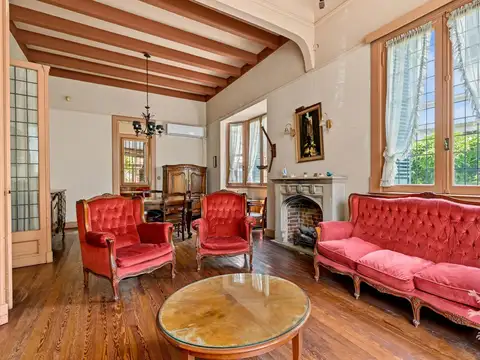 Casa 10 ambientes con 2 baños