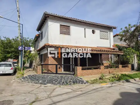 ALQUILER CASA 3 AMBIENTES CON ESCRITORIO Y GARAGE CUBIERTO