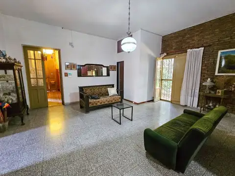 Casa 8 ambientes con 1 baño