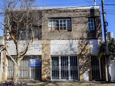 CASA SOBRE AMPLIO TERRENO Y DEPARTAMENTO EN PLANTA ALTA