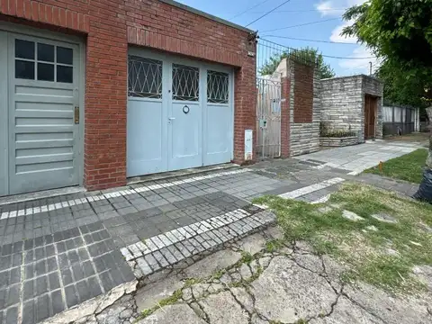 Dpto tipo ph 2 amb con patio y cochera - Capello