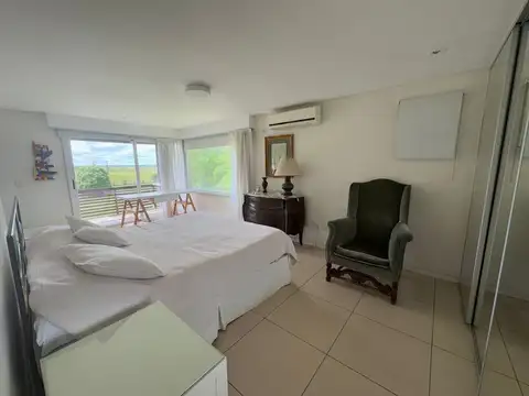 Casa en Alquiler con 3 cocheras