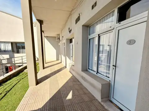Depto 1 dormitorio c/patio zona Zanni y Almafuerte
