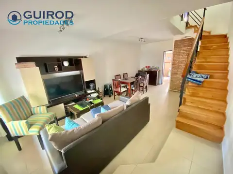 Casa 4 ambientes con 2 baños