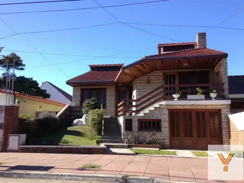 Casa en venta - 4 dormitorios 3 baños - Cochera - 400mts2 - Santa Teresita