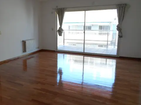 Hermoso Semipiso de 3 Ambientes Al Frente. Balcón Aterrazado. Lavadero independiente. Excelente Ubicación!