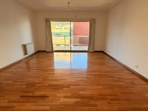 Hermoso Semipiso de 3 Ambientes Al Frente. Balcón Aterrazado. Lavadero independiente. Excelente Ubicación!