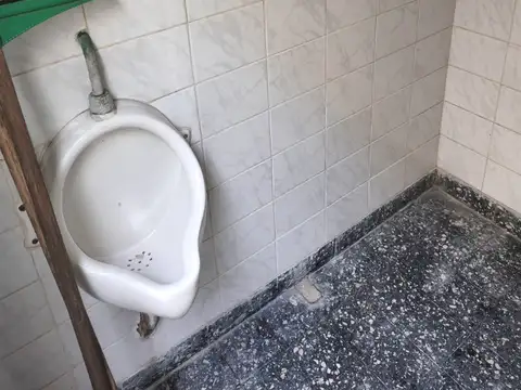 LOCAL 65 M2 CON VIDRIERA, PERSIANA, DOS BAÑOS Y PATIO. 12 DE OCTUBRE 214 AVELLANEDA