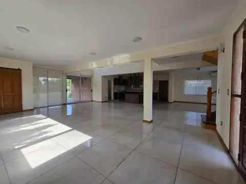 Casa 5 ambientes con 4 baños
