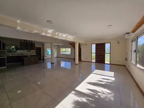 Casa en Alquiler con 2 cocheras