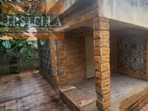 Lote 339 m² con 160 m² de Mejoras a refaccionar - Casa 3 Amb c/ Garage p/ 2 autos - Isidro Casanova