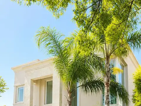 Casa en Venta con 3 cocheras