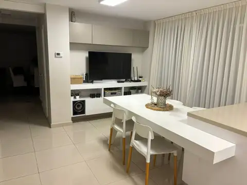 Casa 8 ambientes con 2 baños