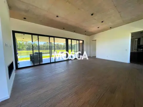 Casa en Alquiler con 2 cocheras