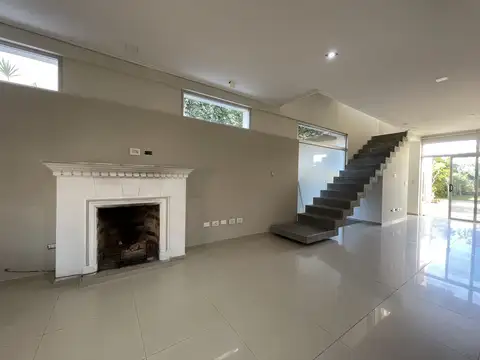 Casa de 4 dormitorios con patio y cocheras en venta en La Plata sobre Calle 21 [Cod: ]
