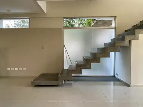 Casa de 4 dormitorios con patio y cocheras en venta en La Plata sobre Calle 21 [Cod: ]