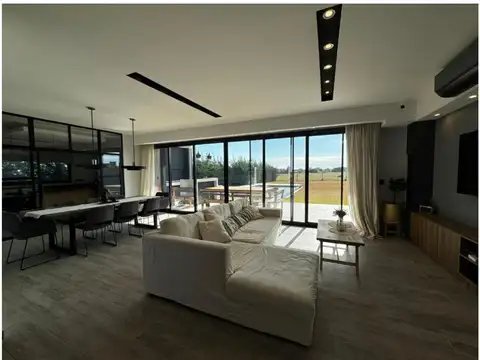 Casa en Alquiler con 4 cocheras