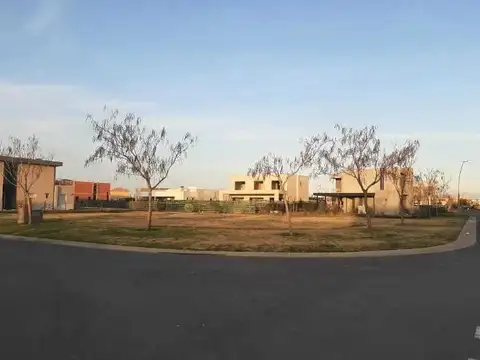 Venta de Lote en Puertos del Lago , Barrio  Ceibos UF 200