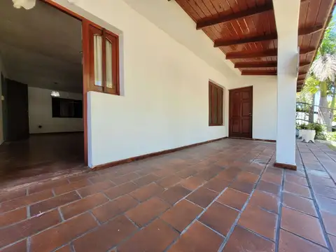 Casa en Venta con 3 cocheras