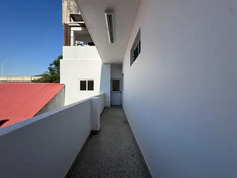 5 AMBIENTES CON BALCON POR ESCALERA  -  BAJAS EXPENSAS.