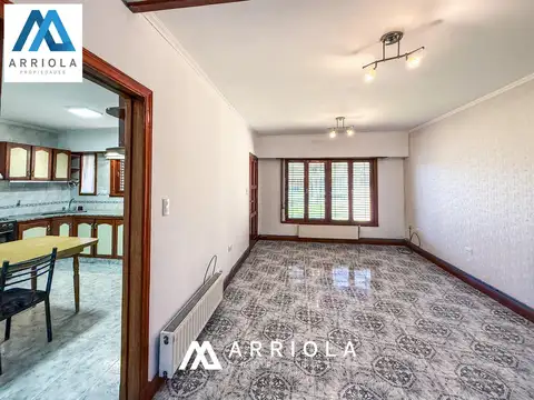 Casa 4 ambientes con 2 baños