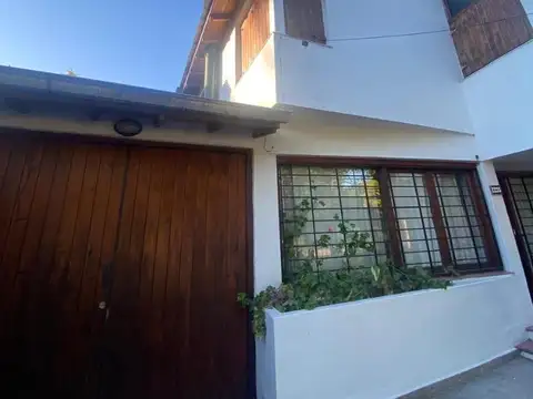 Casa de tres ambientes con parque y cochera