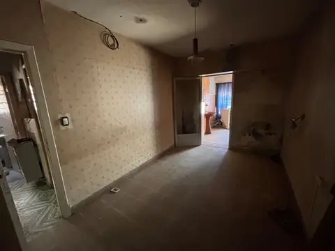 CASA EN VENTA 4 AMB EN QUEQUEN, A RECICLAR