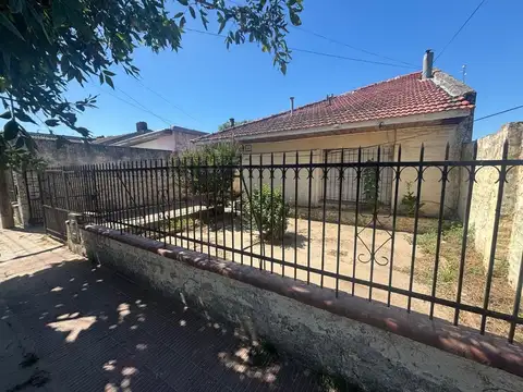CASA EN VENTA 4 AMB EN QUEQUEN, A RECICLAR