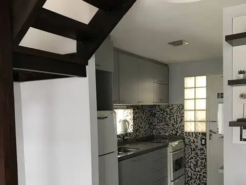 Reciclado íntegramente a Nuevo. Cálido Dúplex de dos dormitorios con jardín propio.