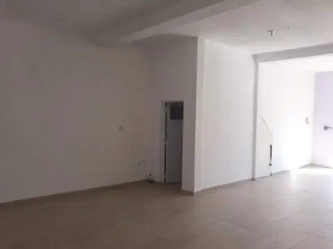 Se alquila Local Comercial + Deposito + Galpón