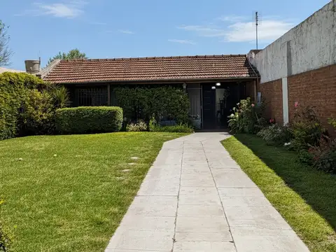 Casa en venta c/ cochera en Bella Vista