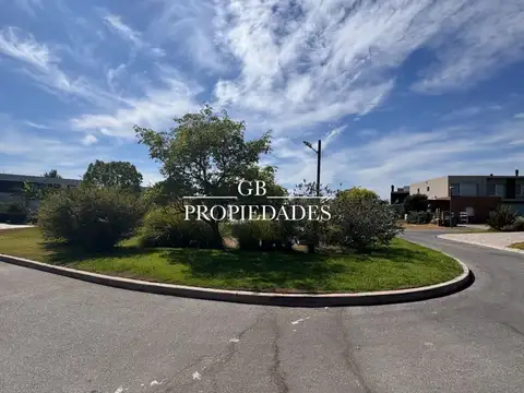 Ayres Plaza 100