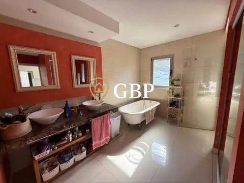 Casa en Venta con 5 cocheras