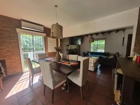 Casa 4 ambientes con 2 baños