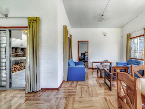 Casa 4 ambientes con 2 baños