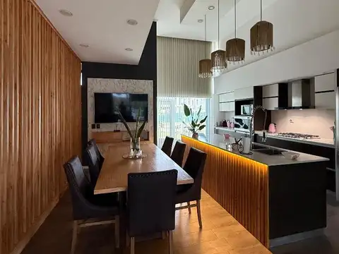 Casa en Venta con 8 cocheras