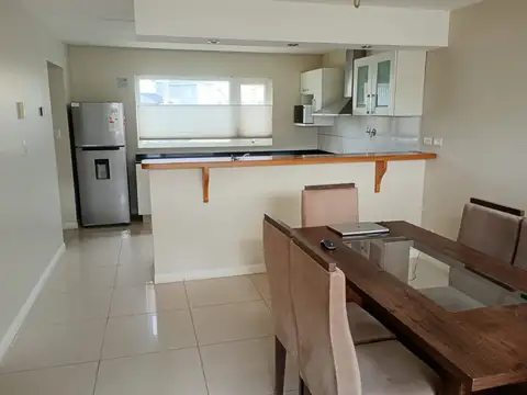 Casa en Alquiler con 2 cocheras