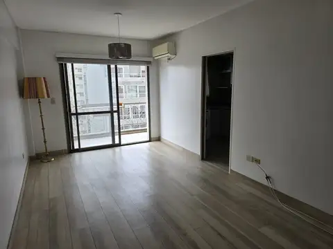 Amplio y luminoso 3 ambientes con cochera.