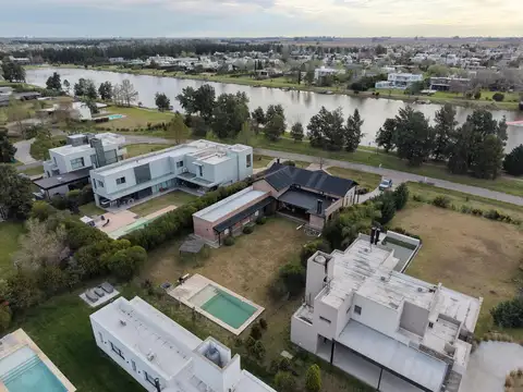 PUERTO ROLDAN - Hermosa casa frente al lago!