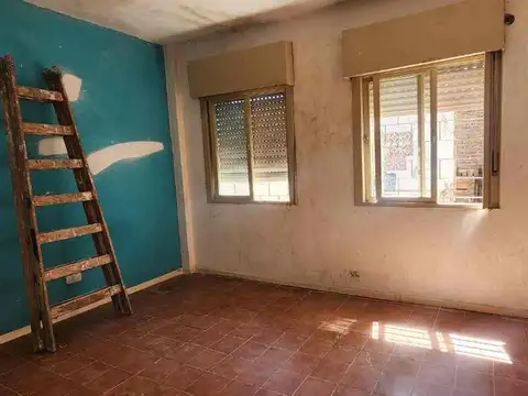 CASA CON GARAGE, GALPÓN  DEPÓSITO Y OFICINAS