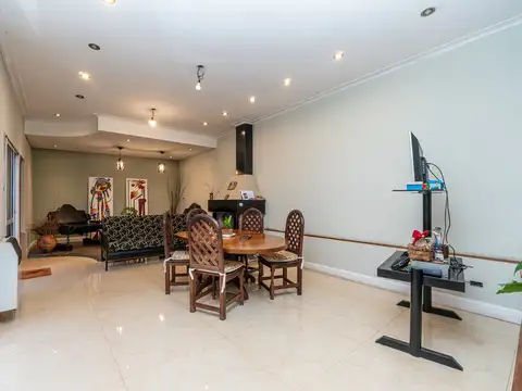 CASA EN VENTA DE 3 AMBIENTES CON DEPENDENCIA EN LINIERS - CABA