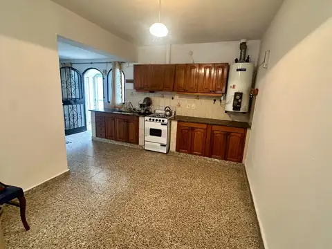 Casa 13 ambientes con 3 baños