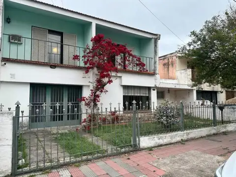 CASA  DESOCUPADA CON PILETA + DPTO