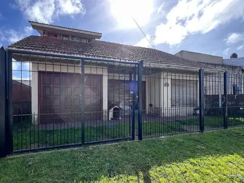 Venta Casa 4 Amb con Parque y Cochera Apto Crédito