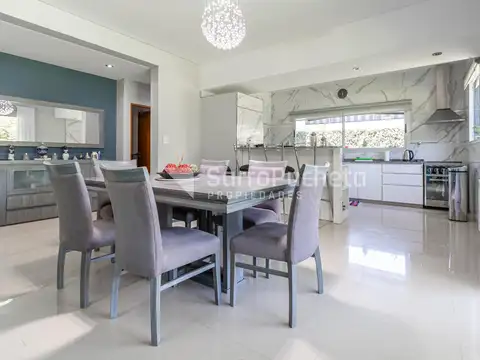 Venta Casa 4 amb en Barrio Privado Casco de Alvarez.