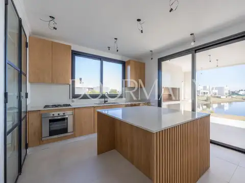Casa en Venta con 3 cocheras
